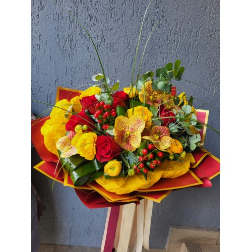 Buchet cu trandafiri rosii, orhidee galbena